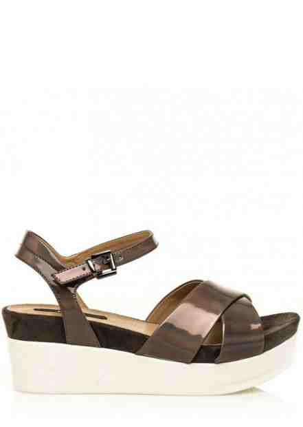 Hnědé lakované sandály na bílé platformě MTNG Velikost: 36