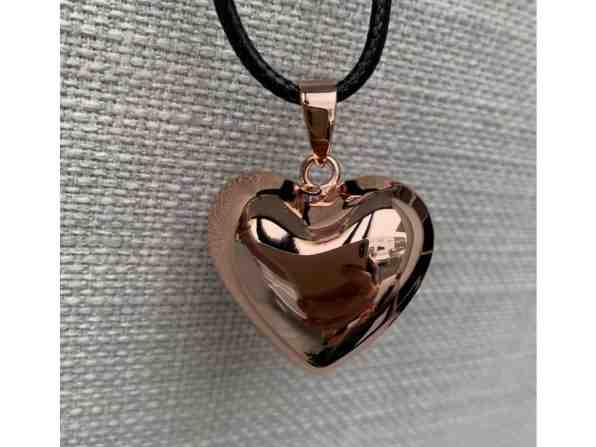 MUMMY BELL Minimalistický náhrdelník s měděnou rolničkou Srdíčko RSM + 2 měsíce na vrácení zboží